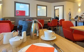 Desayuno buffet todos los días (EUR 15 por persona) 