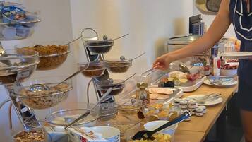Tägliches Frühstücksbuffet (15 EUR pro Person)