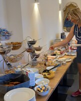 Desayuno buffet diario (EUR 15 por persona)