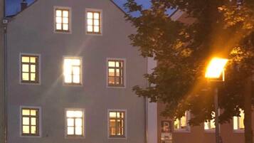 Fassade der Unterkunft – Abend/Nacht