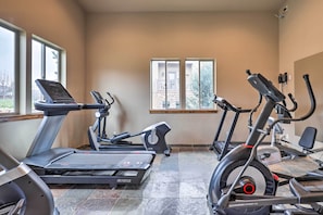 A gym with treadmills, elliptical machines, and a stationary bike. - Midway Ski/Snowboard & Mountain Adventure Hub (Midway)