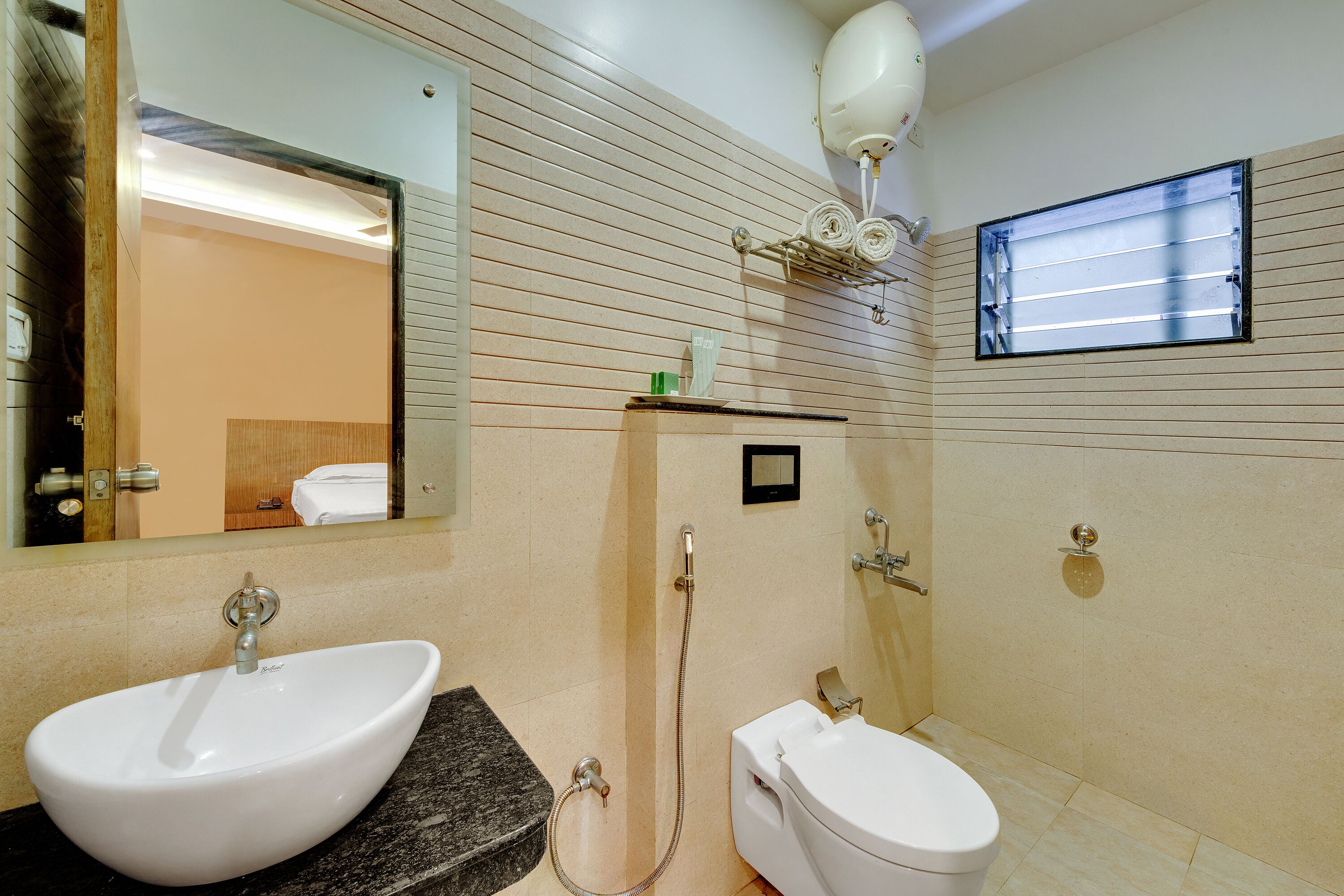 Habitación estándar doble | Baño | Artículos de higiene personal gratuitos y toallas