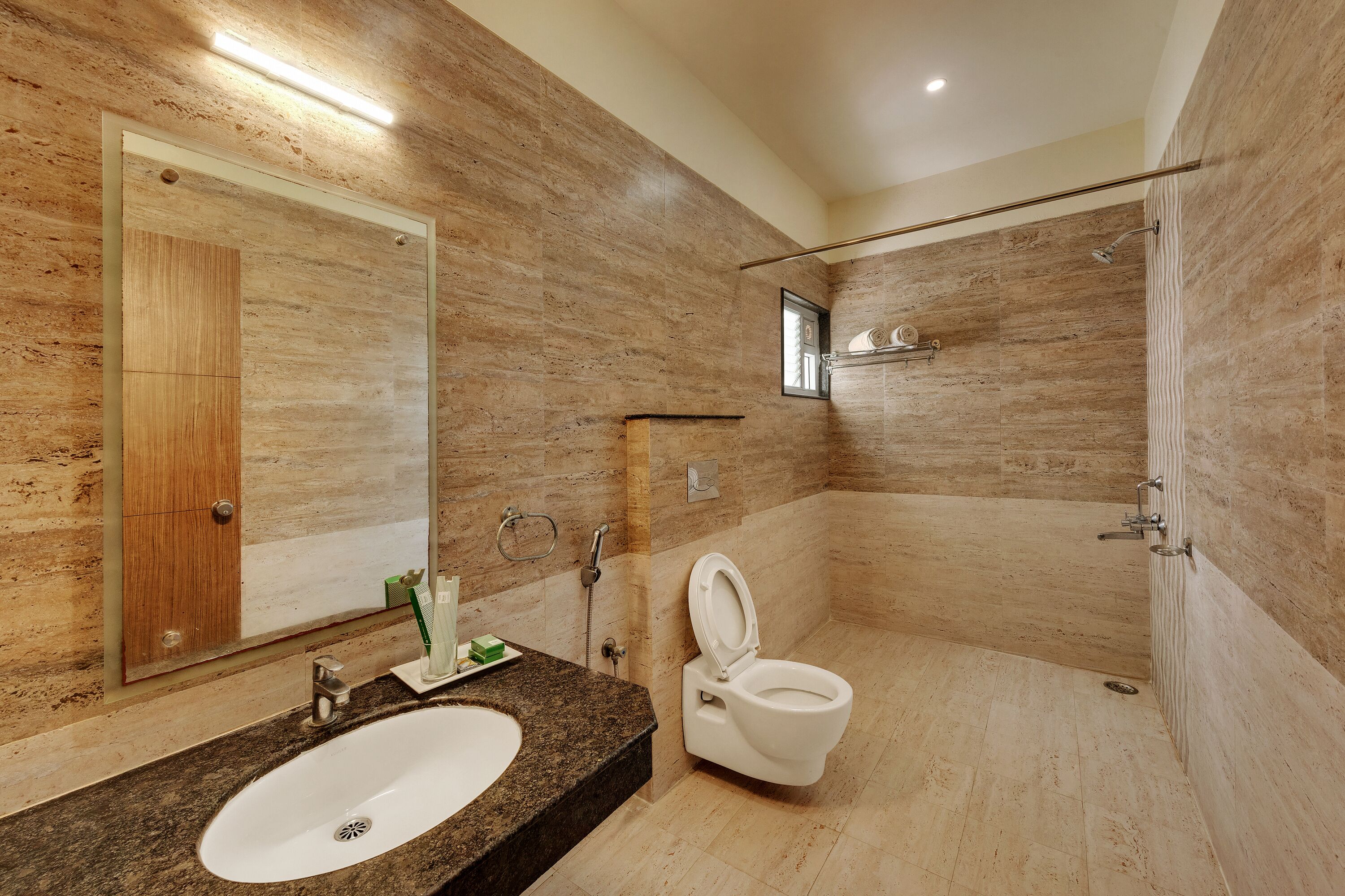 Kamar Superior | Kamar mandi | Perlengkapan mandi gratis dan handuk
