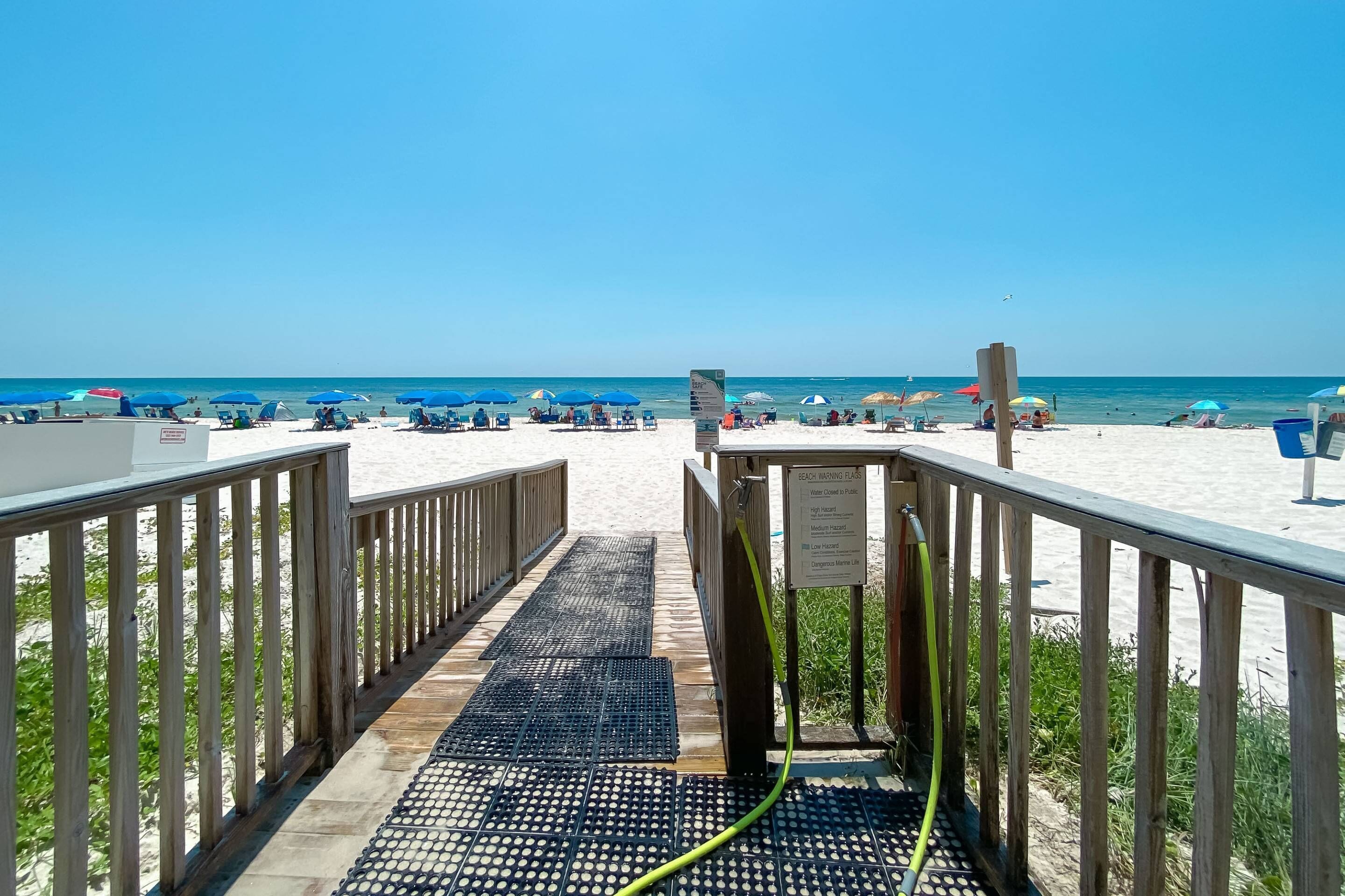 En la playa, windsurf, kayaks y paseos en botes de motor 