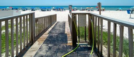 En la playa, windsurf, kayaks y paseos en botes de motor