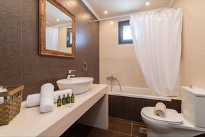 Ducha y bañera combinadas, secador de pelo y toallas