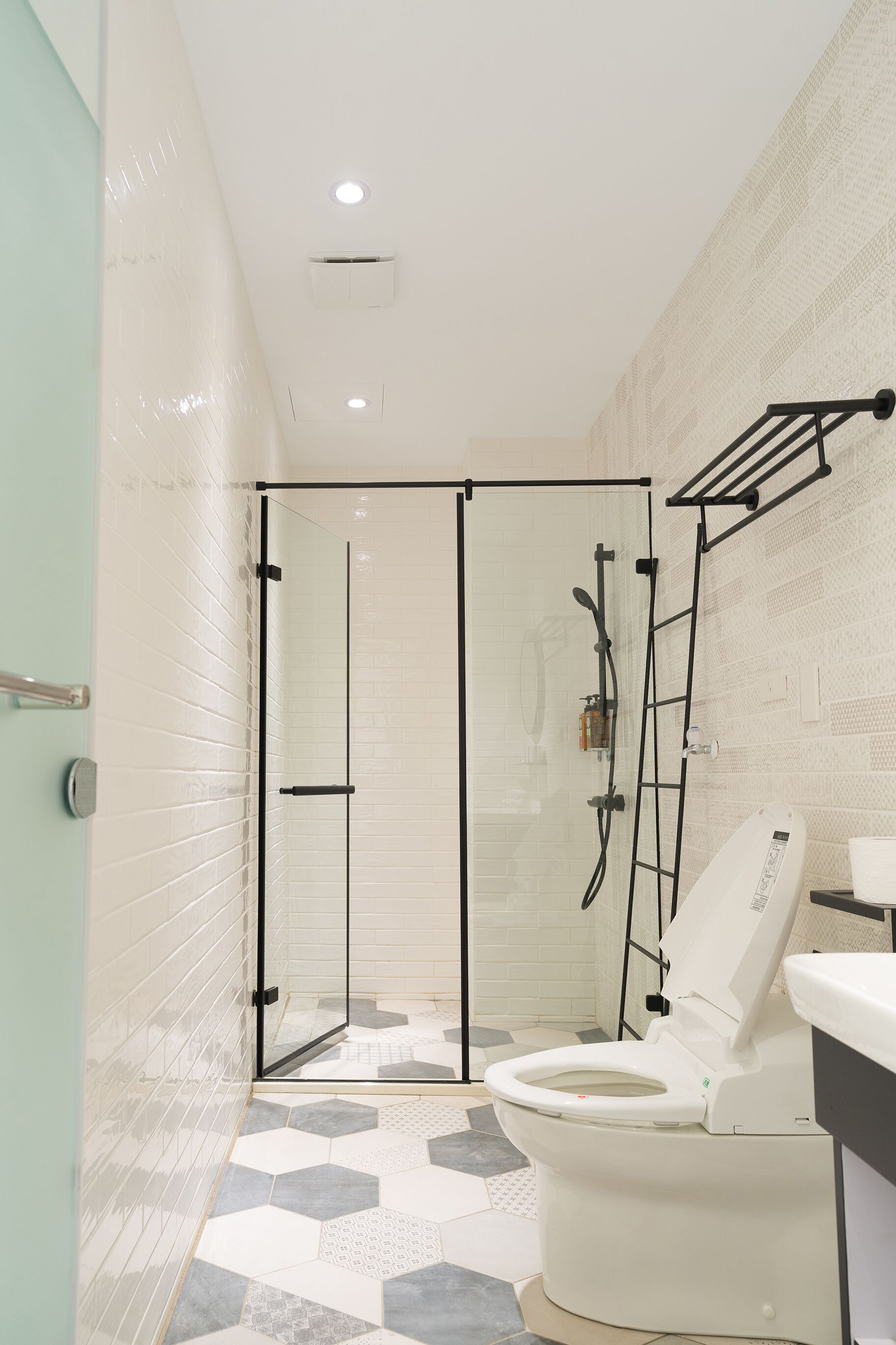 Classic Quadruple Room, 1 Bedroom, Non Smoking | Bathroom | Shower, free toiletries, hair dryer, slippers