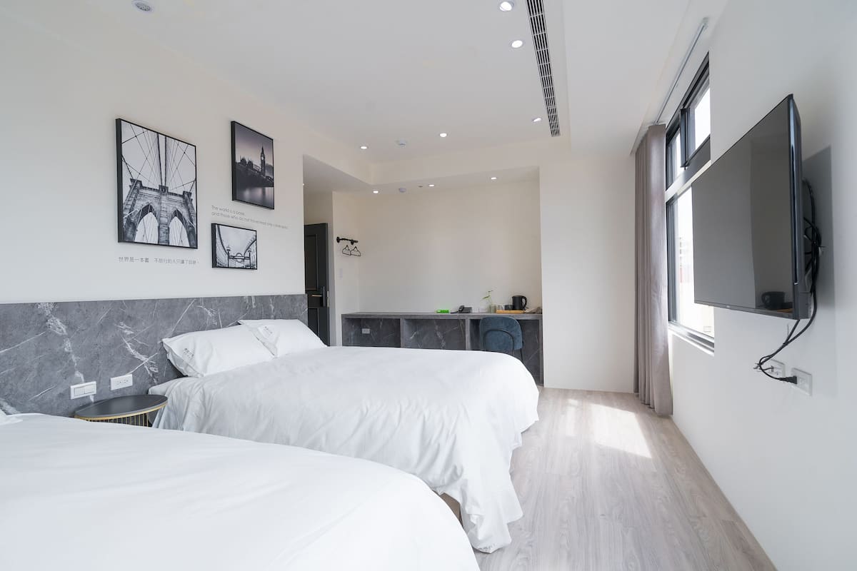 Habitación cuádruple clásica, 1 habitación, para no fumadores | Ropa de cama de alta calidad, edredón y escritorio