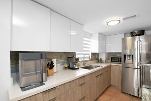 Kylskåp, mikrovågsugn, ugn och spishäll