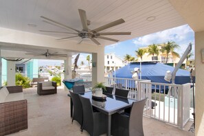 Outdoor dining - The Burgundy Retreat (Tavernier)