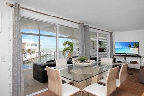 Dining - The Burgundy Retreat (Tavernier)