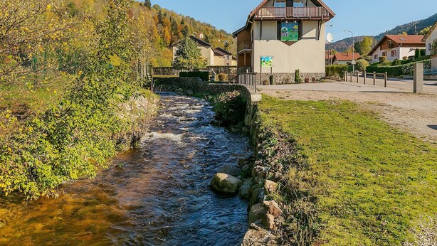 Un bâtiment doté d’un balcon et d’une enseigne indiquant la présence d’un restaurant.