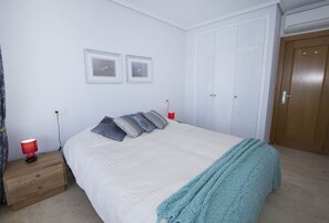 2 slaapkamers, een strijkplank/strijkijzer, wifi (toeslag), beddengoed