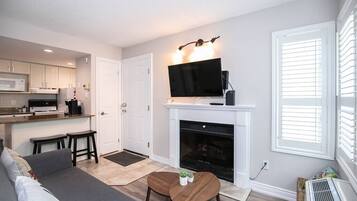 Televisión y chimenea