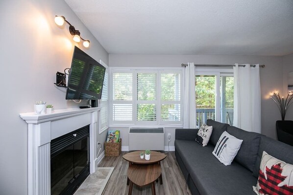 TV, fireplace - Slopeside Sanctuary - Ski in/Ski out (The Blue Mountains)