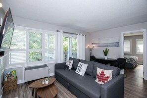 TV, fireplace - Slopeside Sanctuary - Ski in/Ski out (The Blue Mountains)