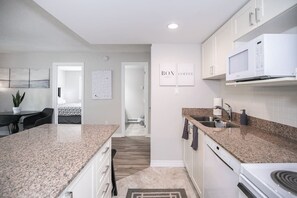 Fridge, microwave, oven, stovetop - Slopeside Sanctuary - Ski in/Ski out (The Blue Mountains)