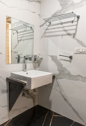 Quarto casal superior | Banheiro | Chuveiro, chuveiro com efeito de chuva, produtos de toalete grátis 