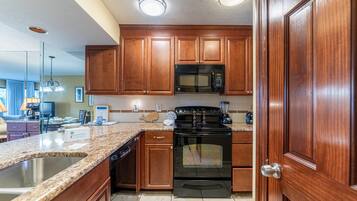 Een koelkast, een magnetron, een oven, een kookplaat