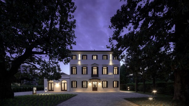 A large, multi-story building with a symmetrical facade, arched windows, and a central entrance. - The Foscarini (Mogliano Veneto)