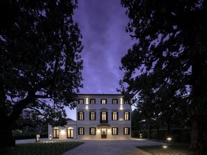 A large, multi-story building with a symmetrical facade, arched windows, and a central entrance. - The Foscarini (Mogliano Veneto)