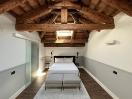 Suíte júnior, 2 quartos | Roupas de cama premium, edredons de pluma, camas com colchões pillow-top