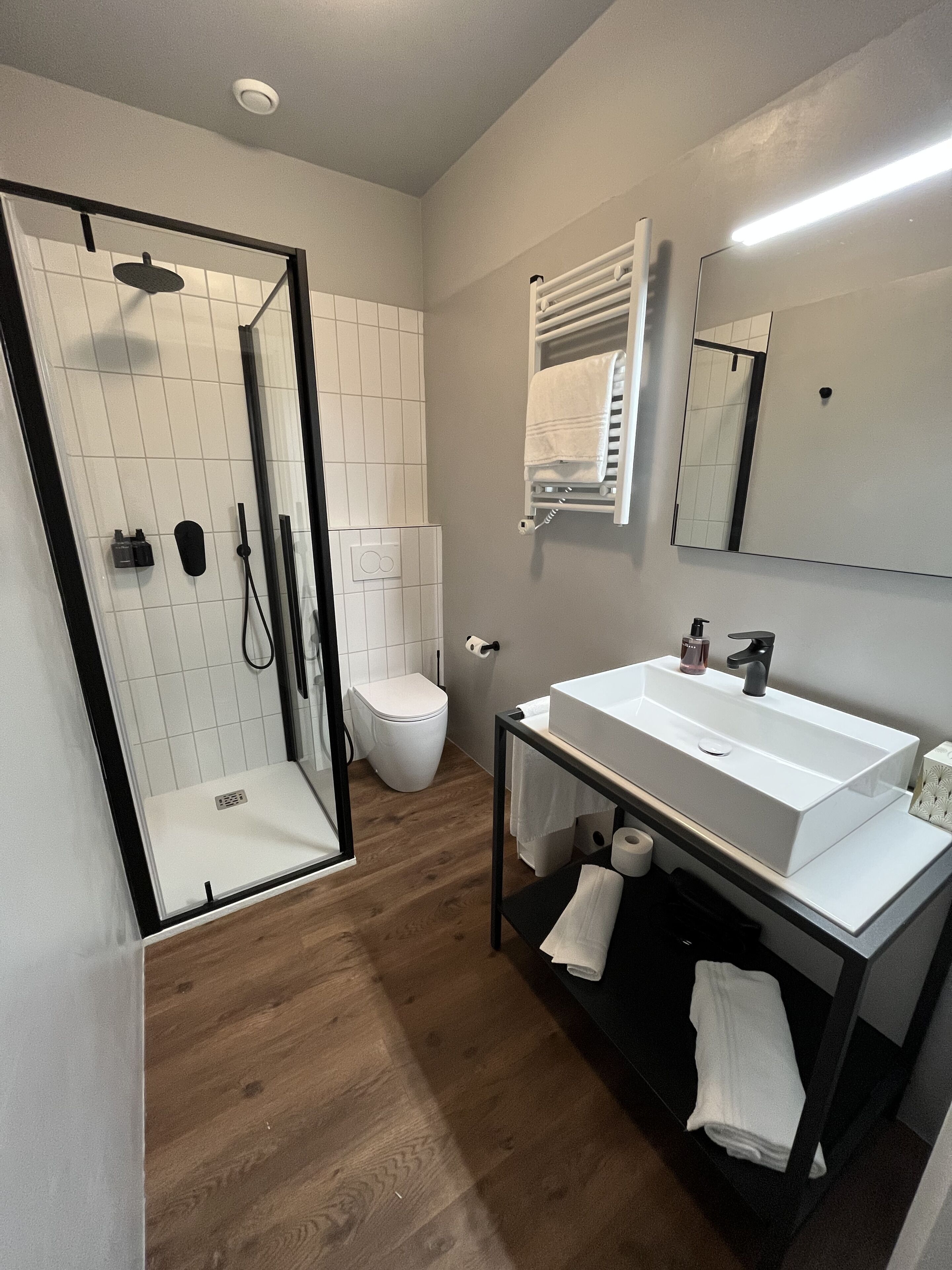 Quarto conforto | Banheiro | Chuveiro, chuveiro com efeito de chuva, secador de cabelo 