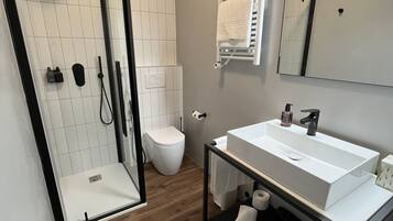 Camera Comfort | Bagno | Doccia, soffione a pioggia, asciugacapelli, asciugamani