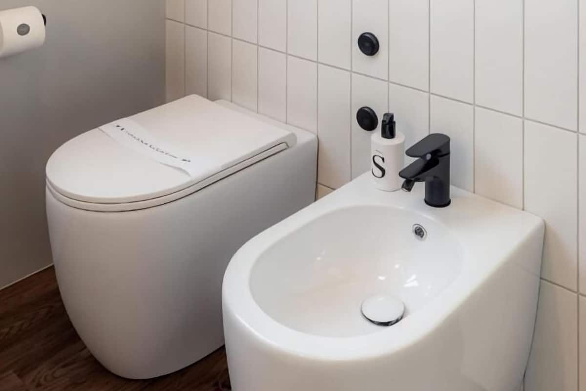 Badezimmer | Dusche, Regendusche, Haartrockner, Handtücher