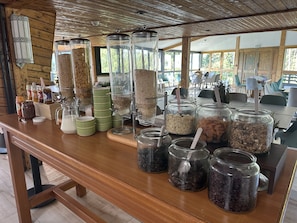 Daily buffet breakfast for a fee - Hôtel Parc & Spa les Cigognes (Albe)