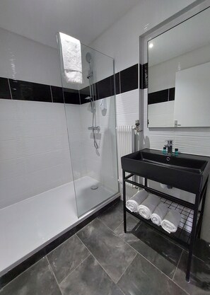 Double or Twin Room | Bathroom | Shower, free toiletries, towels - Hôtel Parc & Spa les Cigognes (Albe)
