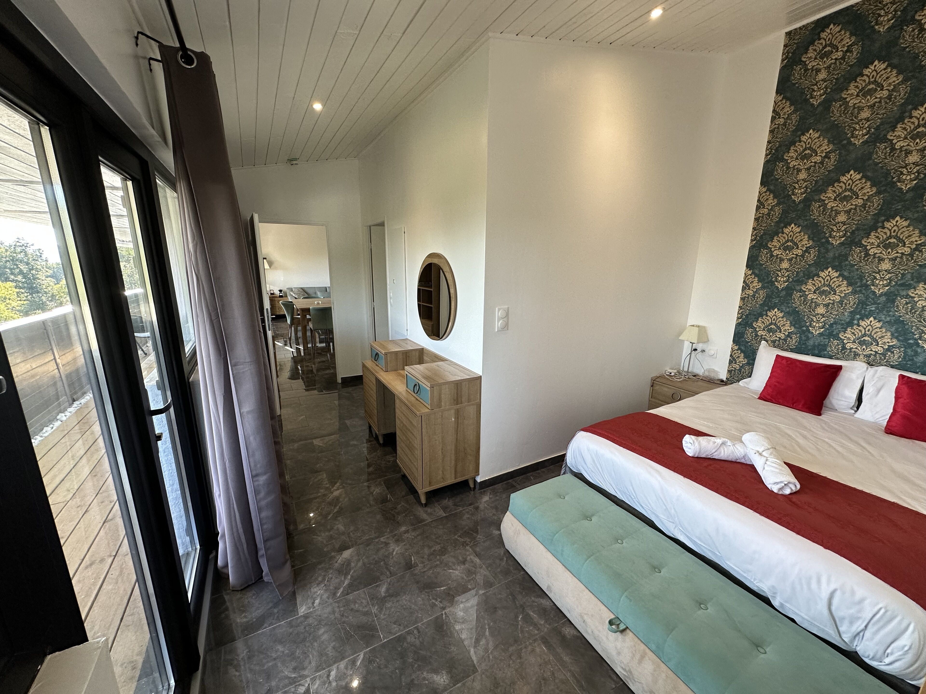 Suite (Prestige) | Desk, soundproofing, bed sheets