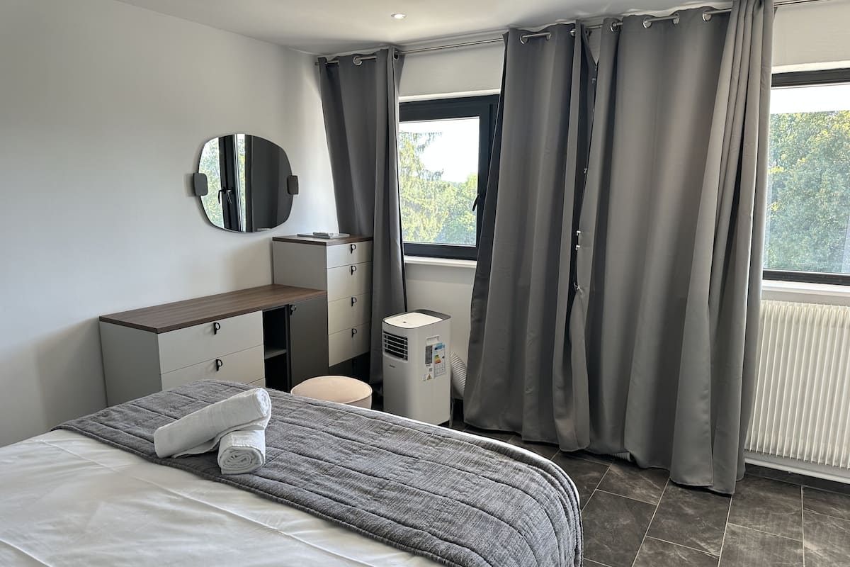 Executive Suite | Desk, soundproofing, bed sheets