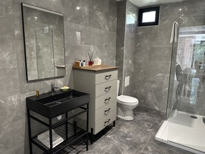 Suite Exécutive | Salle de bain | Douche, articles de toilette gratuits, serviettes fournies