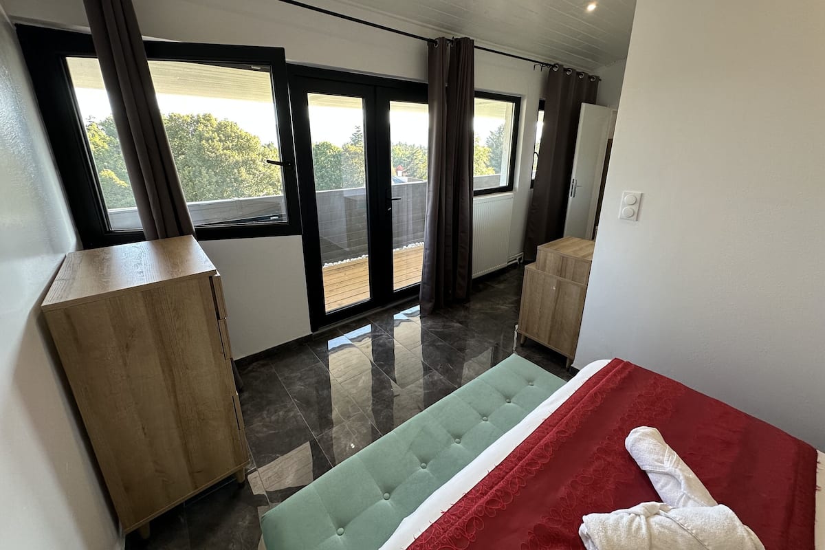 Suite (Prestige) | 1 slaapkamer, een bureau, beddengoed