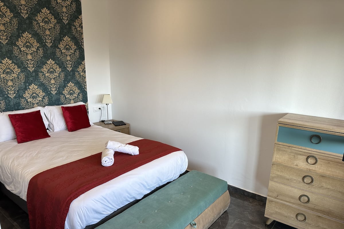 Junior Suite | Desk, soundproofing, bed sheets