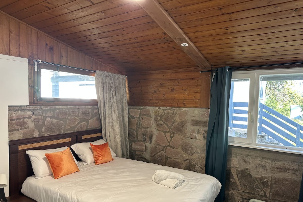 Lodge Double | 1 slaapkamer, een bureau, beddengoed