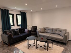 Desk, bed sheets - Hôtel Parc & Spa les Cigognes (Albe)