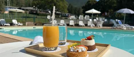 Piscine extérieure (ouverte en saison), parasols de plage