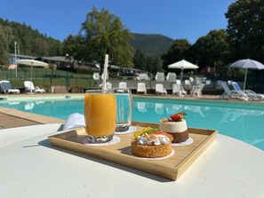 Piscina stagionale all'aperto, ombrelloni da piscina, lettini