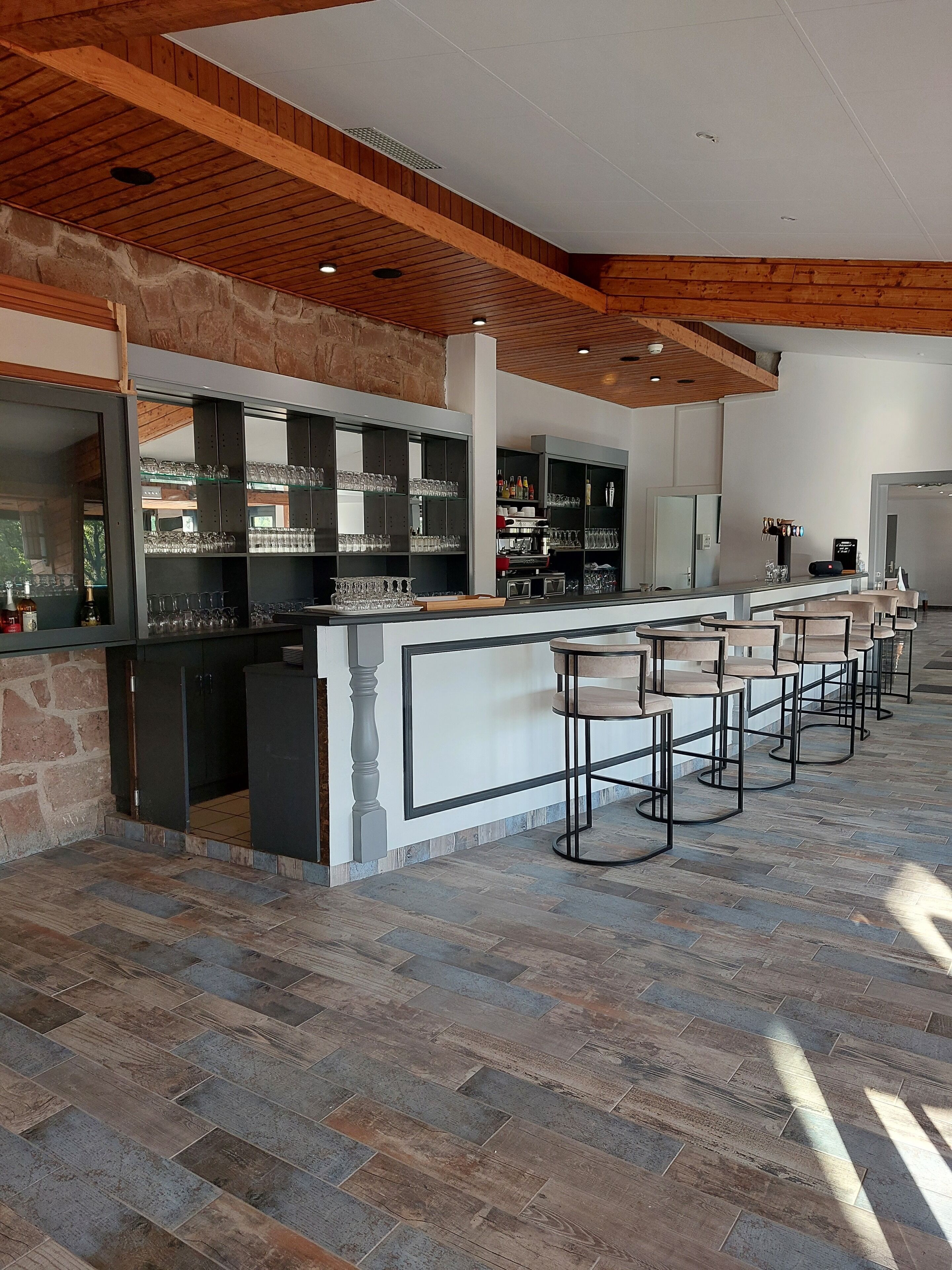 2 bars/lounges