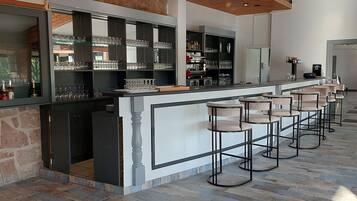 2 bars/lounges