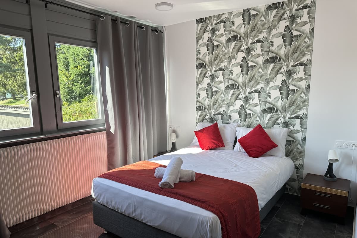 Kamer, 1 twee- of 2 eenpersoonsbedden | 1 slaapkamer, een bureau, beddengoed