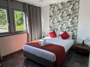 Desk, bed sheets - Hôtel Parc & Spa les Cigognes (Albe)