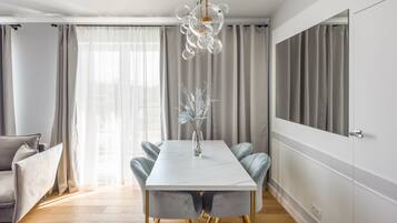 Apartment (65) | Essbereich im Zimmer