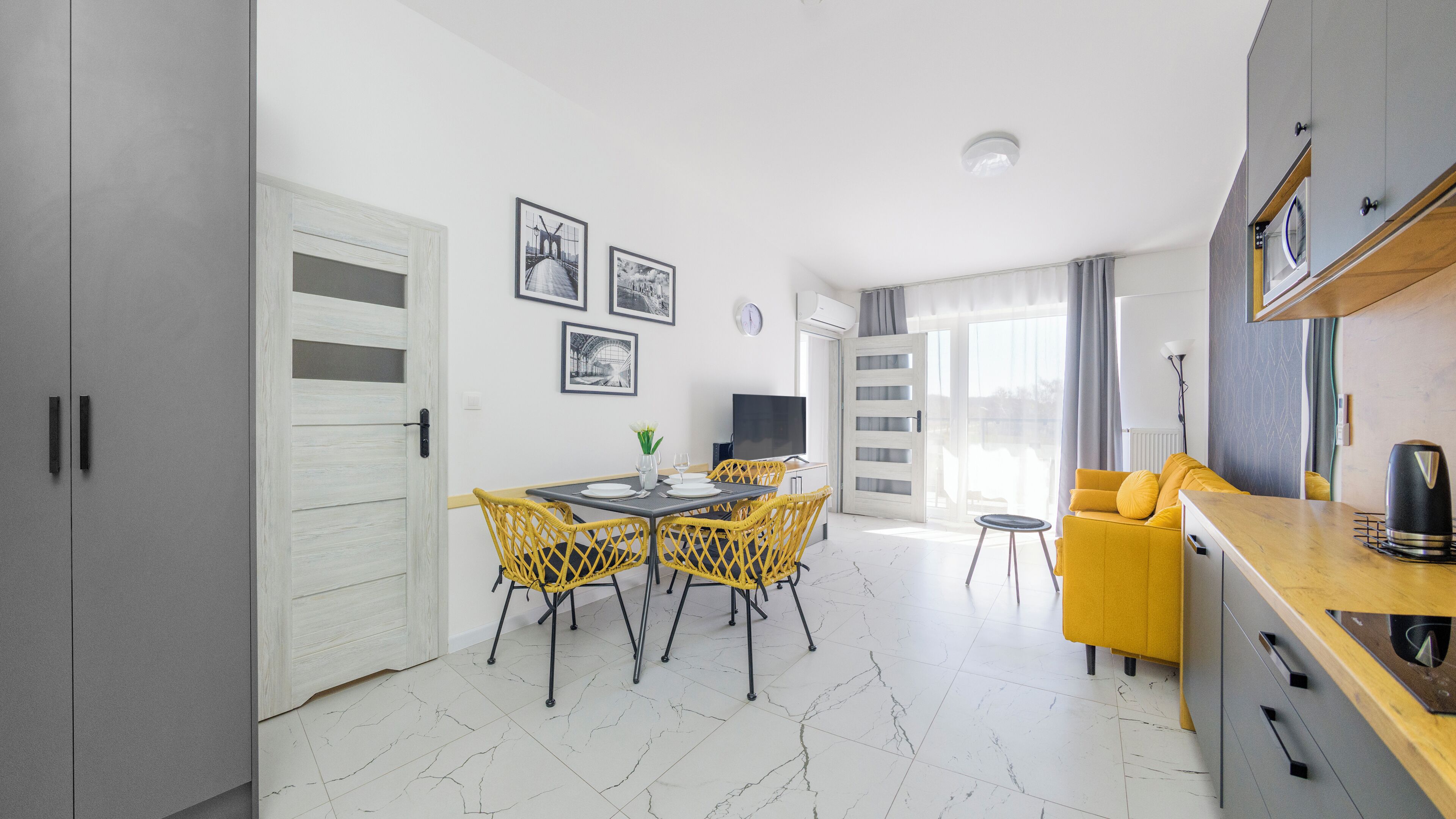 Un apartamento moderno con comedor, cocina y sala de estar.