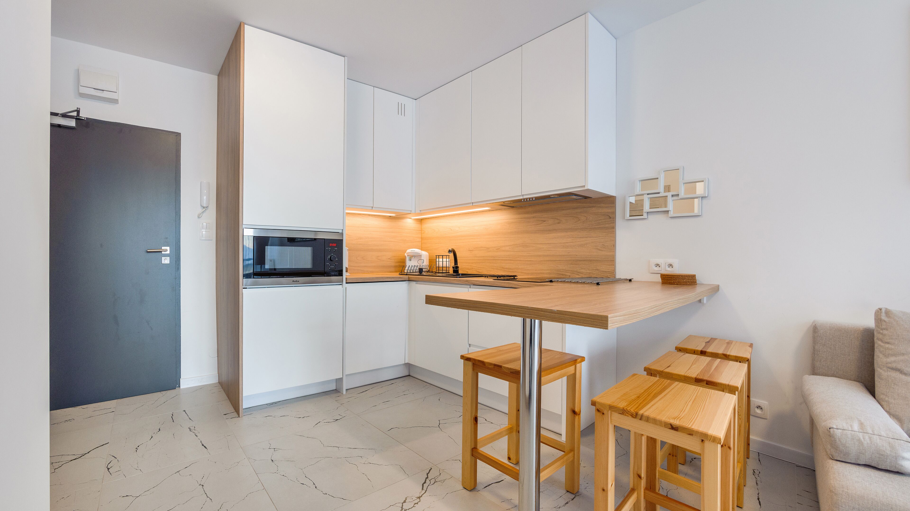 Apartment (22) | Private kitchenette | Fridge, stovetop, coffee/tea maker, electric kettle