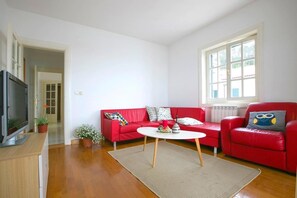 Apartamento panorâmico | Área de estar | TV 32 polegadas com canais digitais