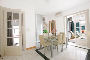 Panoramic Apartment | In-room dining