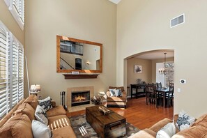 TV a schermo piatto, caminetto, tavolo da calcetto, tavolo da ping pong